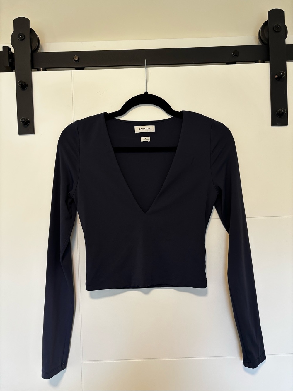 Babaton Black Deep V-Neck Long Sleeve Crop Top